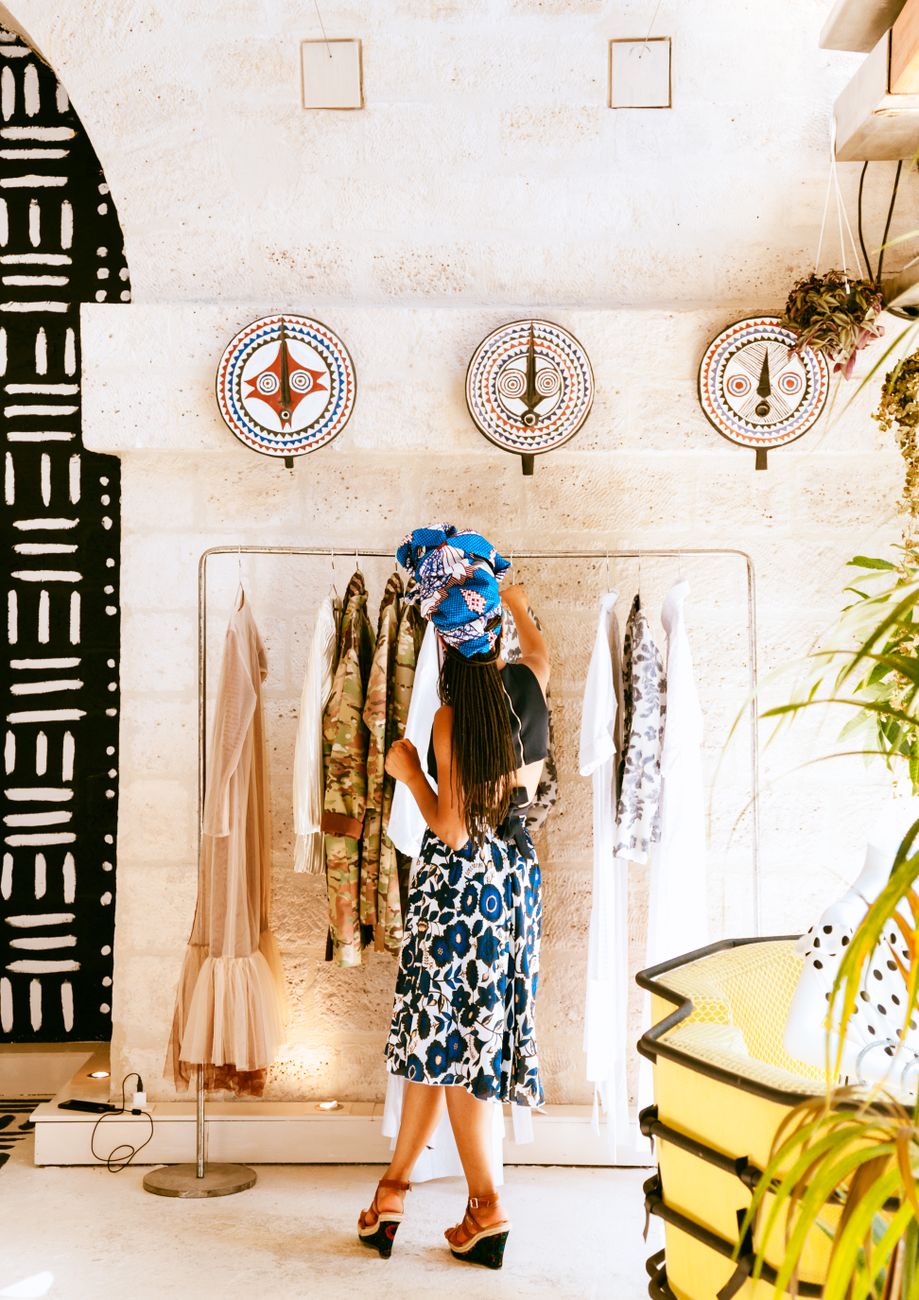 Friperie en boutique vs Vinted : laquelle choisir en 2026 ?