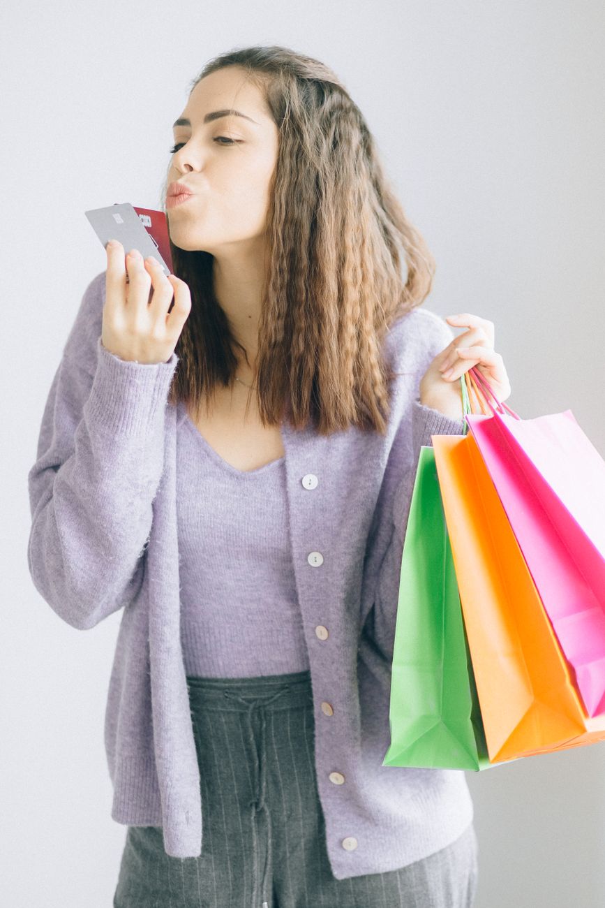 Vêtements bien rangés dans un dressing minimaliste